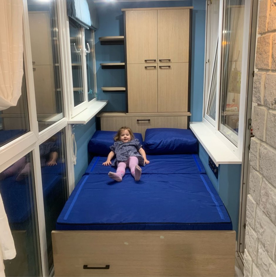 Кровать на балконе