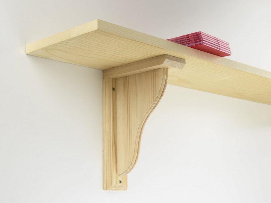 Деревянный уголок для полки
