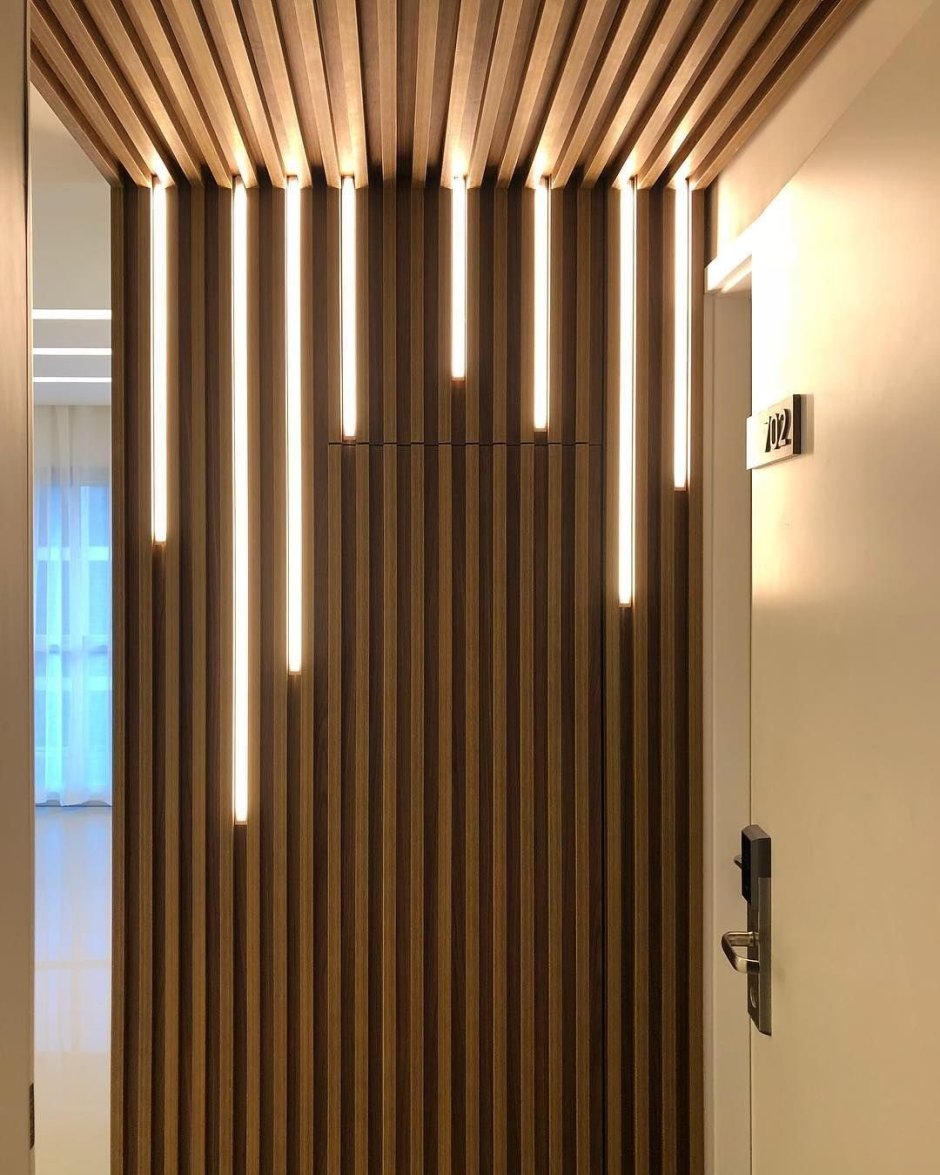 Деревянные вертикальные рейки на стене