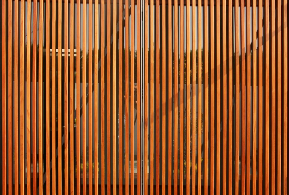 Вертикальные деревянные рейки в интерьере