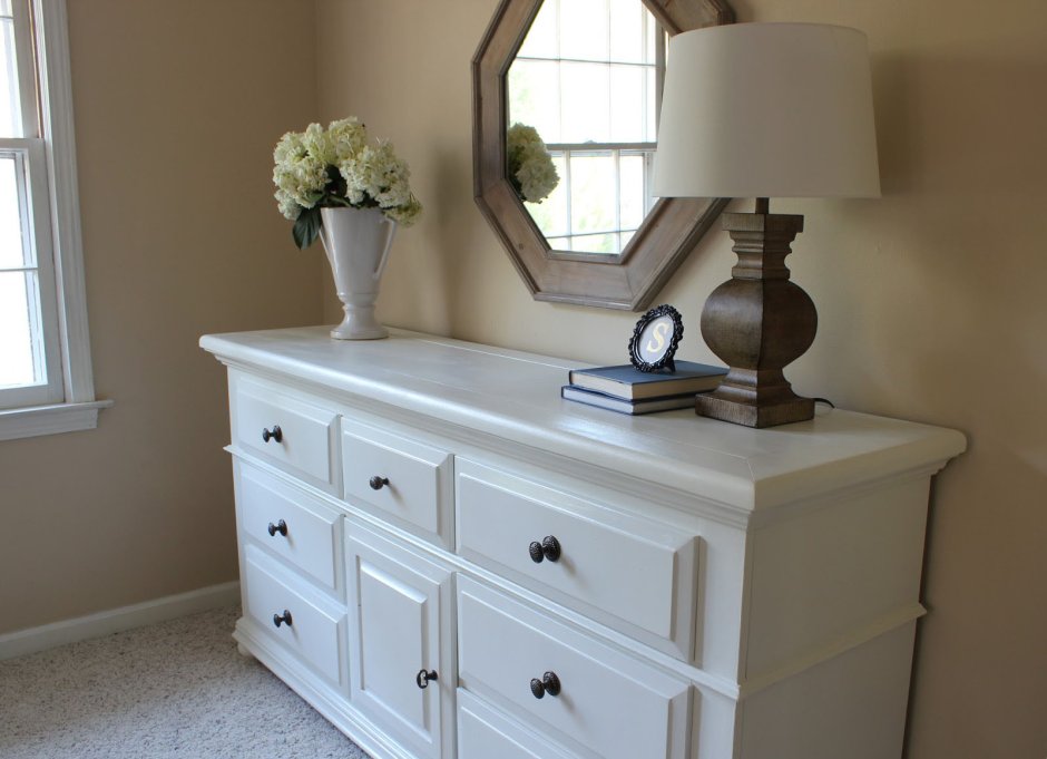 Декор на комоде в спальне