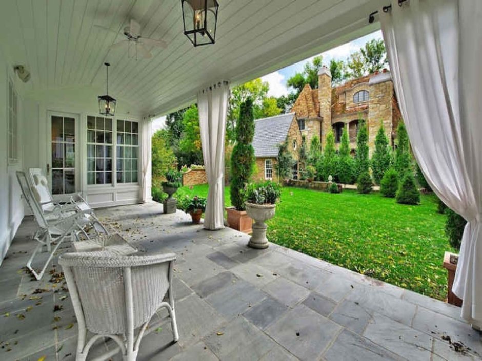 Крыльцо выход на задний двор