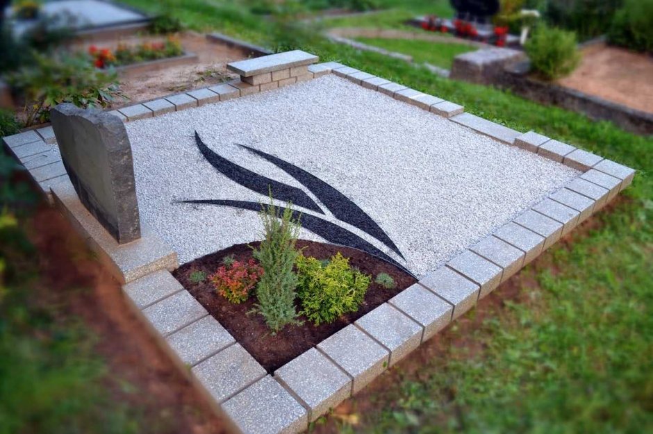 Памятник с клумбой