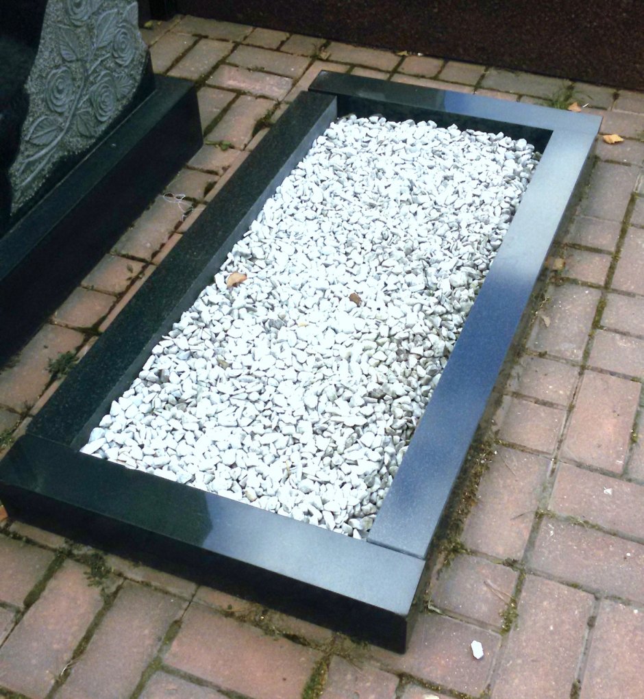 Мульчирование мраморной крошкой клумбы роз