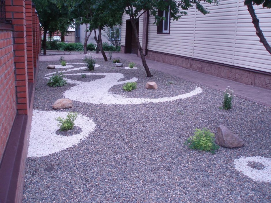 Мульчирование гранитной щебенкой