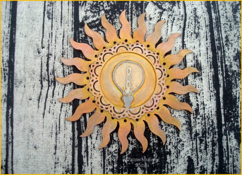 Настенный светильник в виде солнца