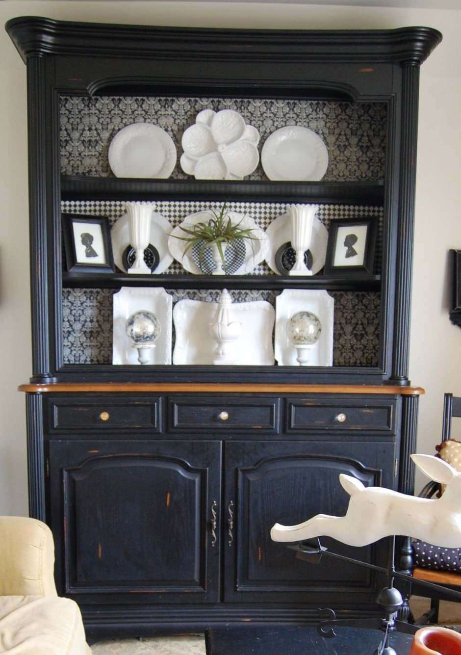 Дизайн интерьера с черным буфетом