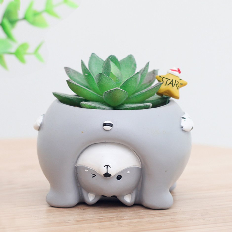 Цветок в фигурном кашпо