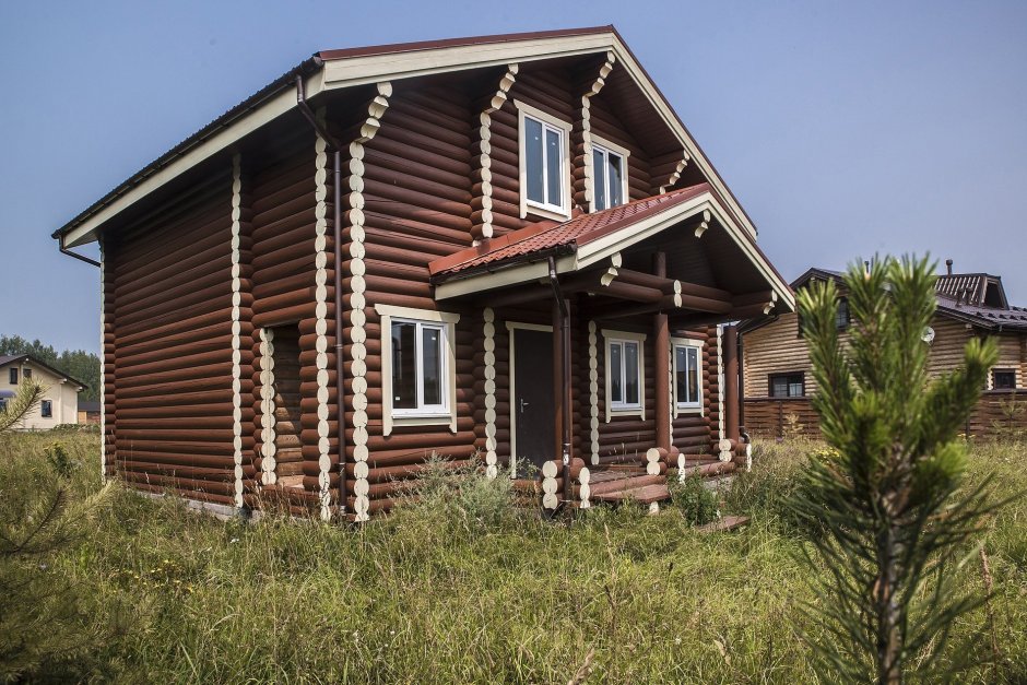 Коричневый бревенчатый дом