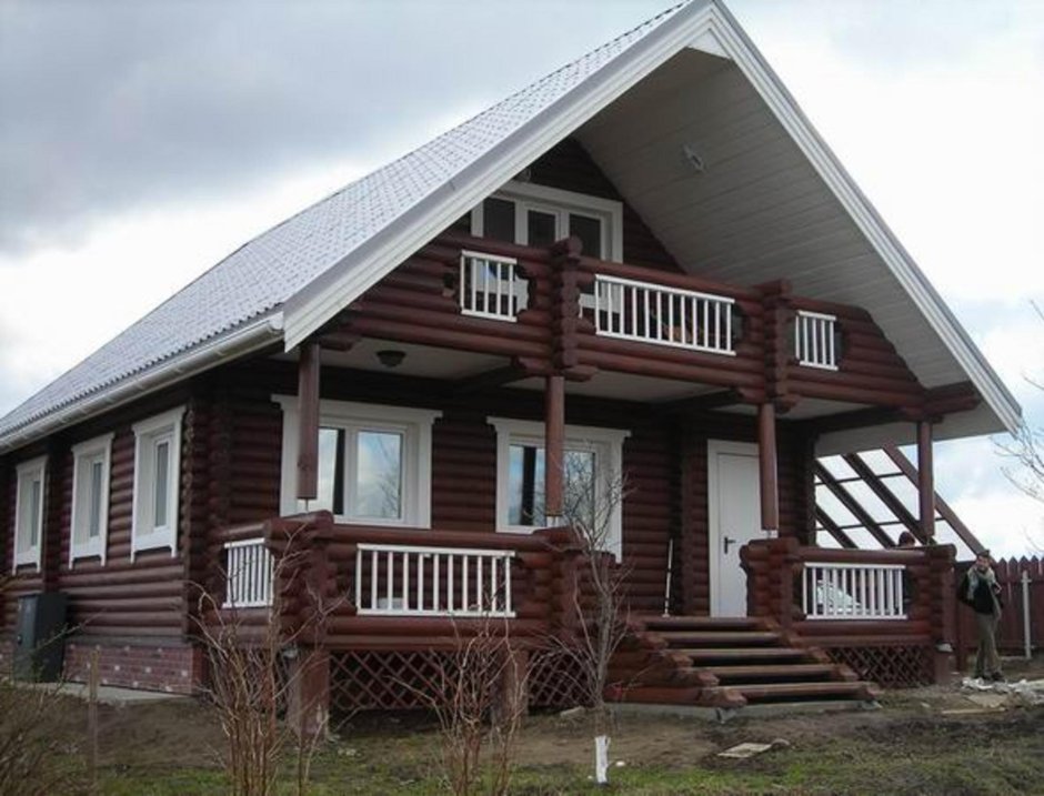 Бревенчатый дом коричневый с белым