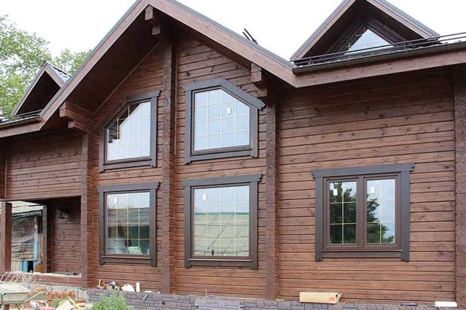 Деревянный дом с коричневыми окнами