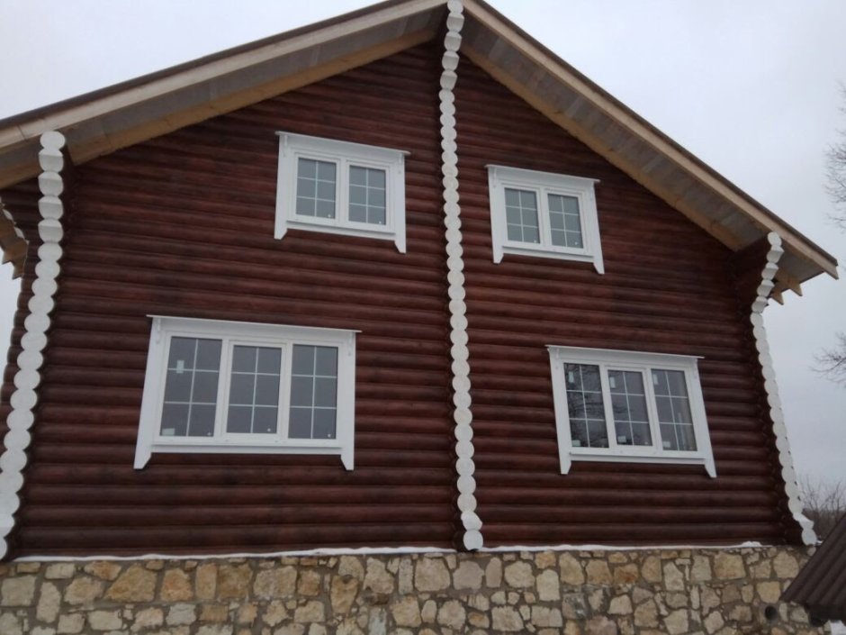 Бревенчатый дом коричневый с белым