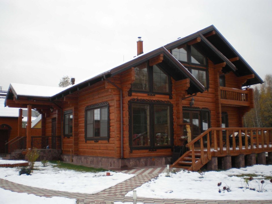 Коричневый дом из бруса