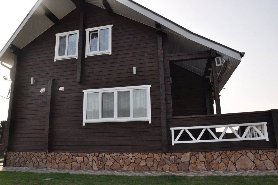 Деревянный дом из бруса цвет палисандр