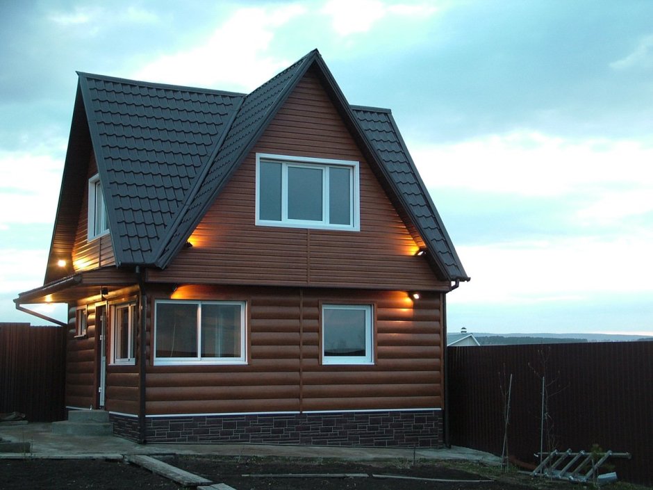 Коричневый дом с зеленой крышей