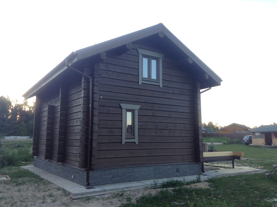 Покраска дома из бревна