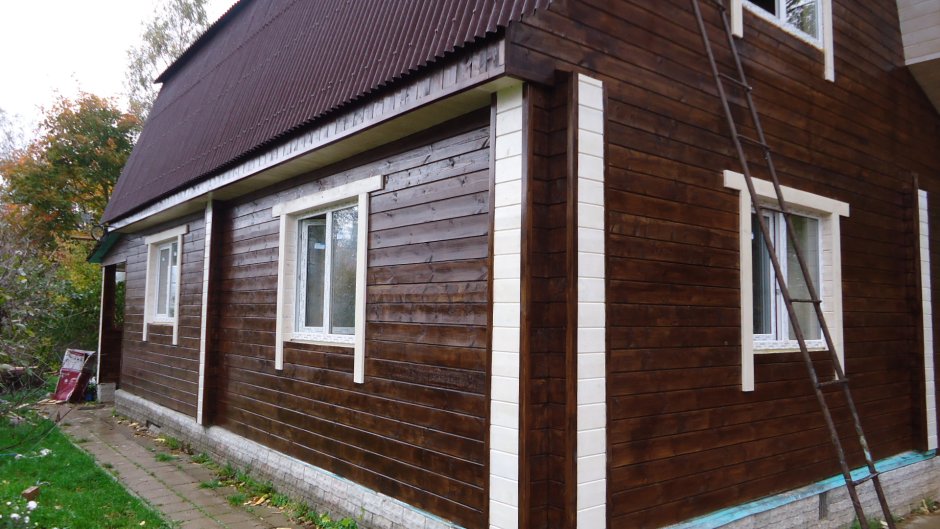 Деревянный дом с коричневой крышей