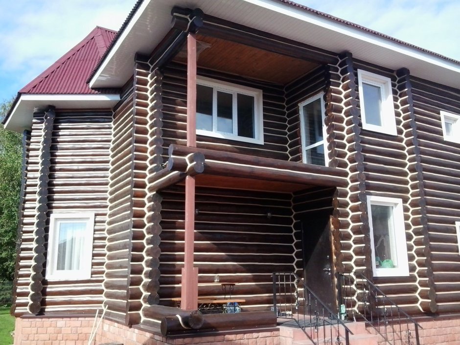 Темный бревенчатый дом