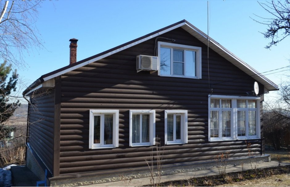 Дом обшитый темным блок хаусом