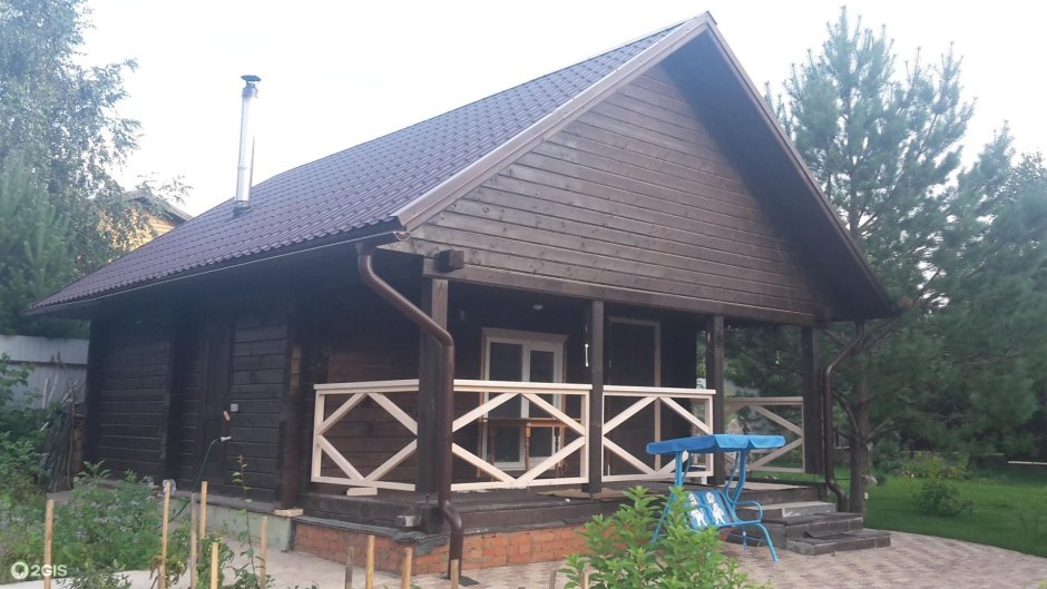 Покраска старого деревянного дома снаружи