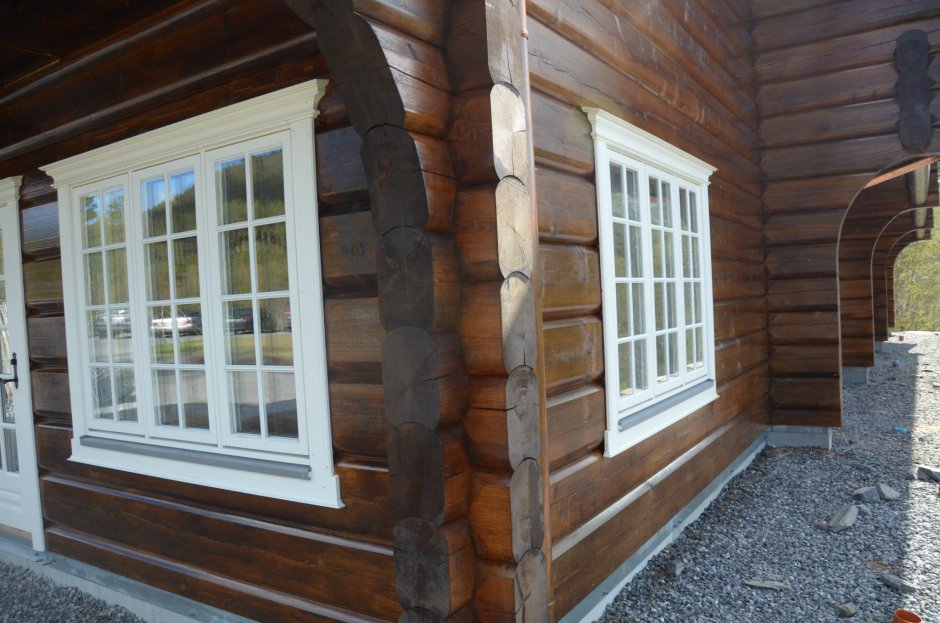 Дом из лафета с белыми окнами