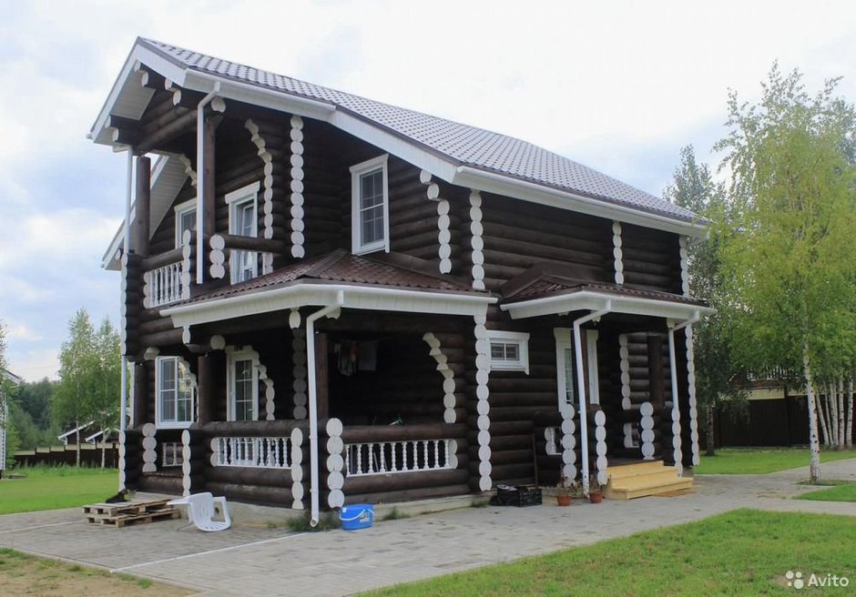 Темный дом из бревна