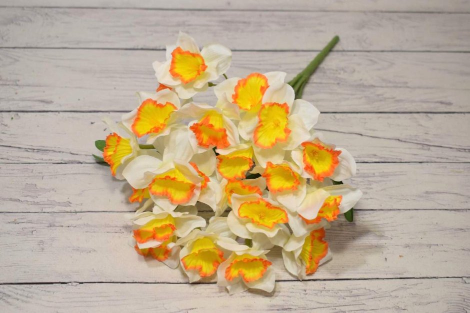 Искусственные нарциссы белые