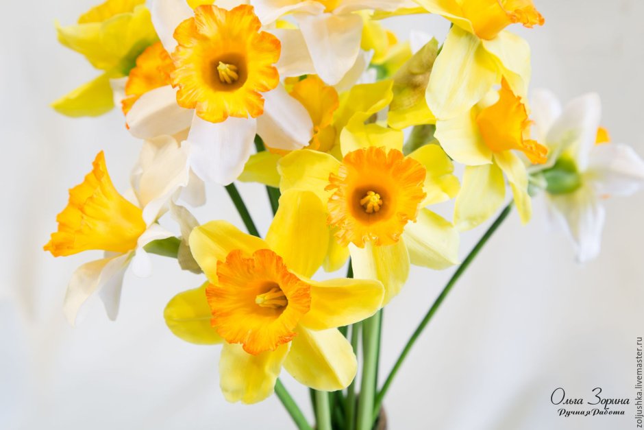 Эстетичный букет Нарцисс с бумагой