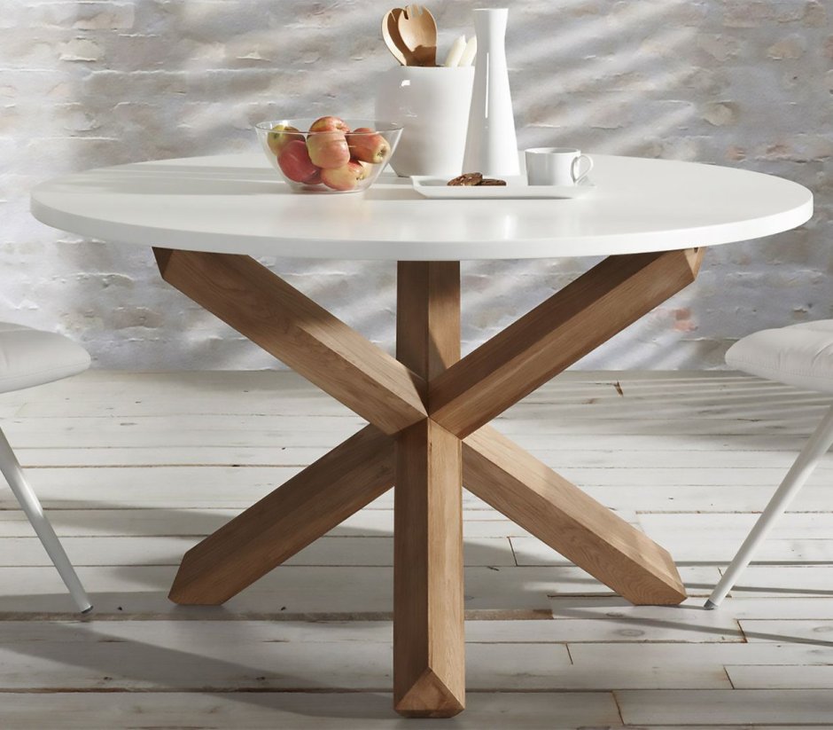 Столик с тремя деревянными ножками