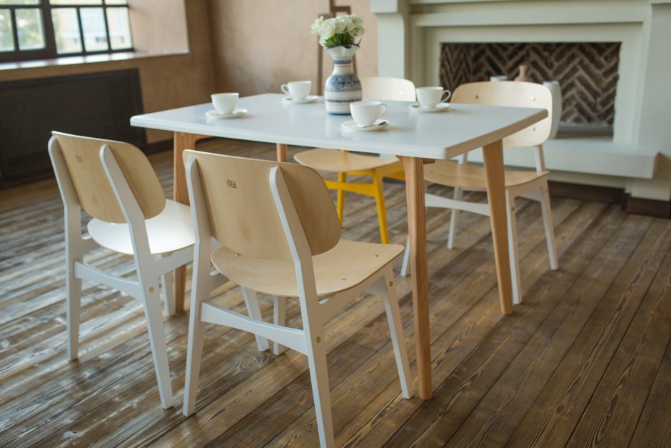 Обеденный стол в скандинавском стиле