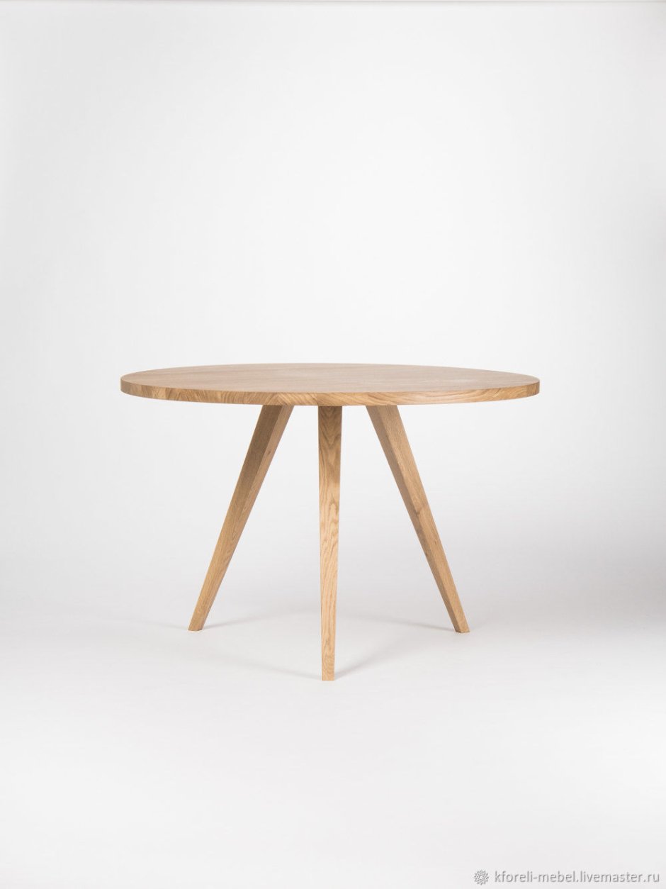 Столик на трех ножках деревянный