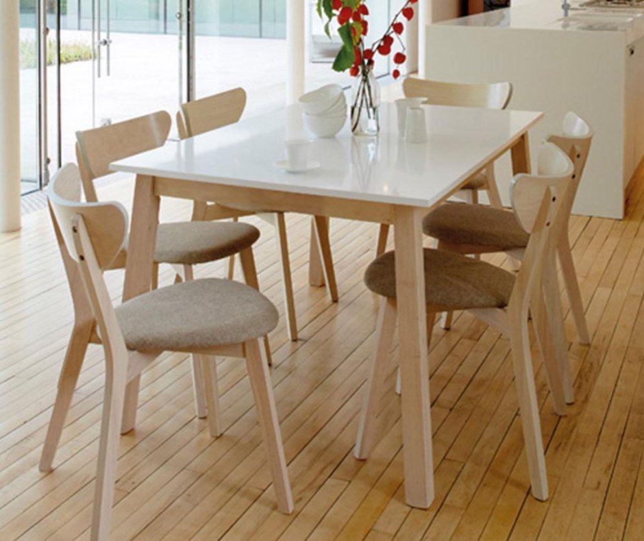 Стол на белой кухне с деревянной столешницей