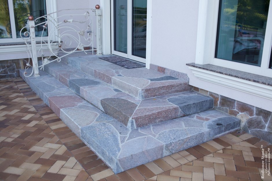 Отделка крыльца камнем