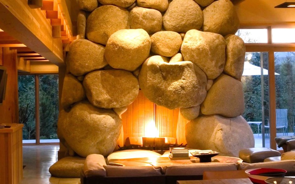 Круглый камень в интерьере