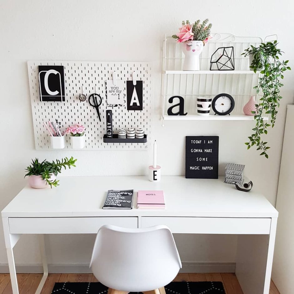 Магнитная доска над письменным столом