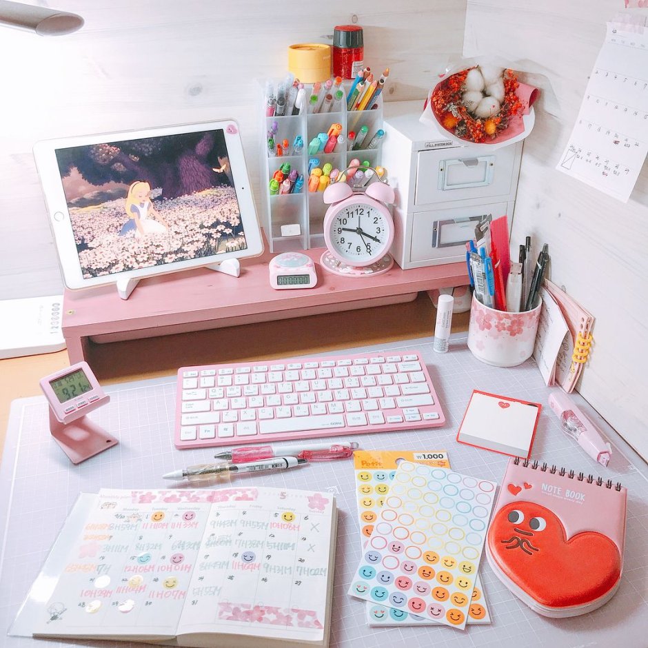 Стол для косметики