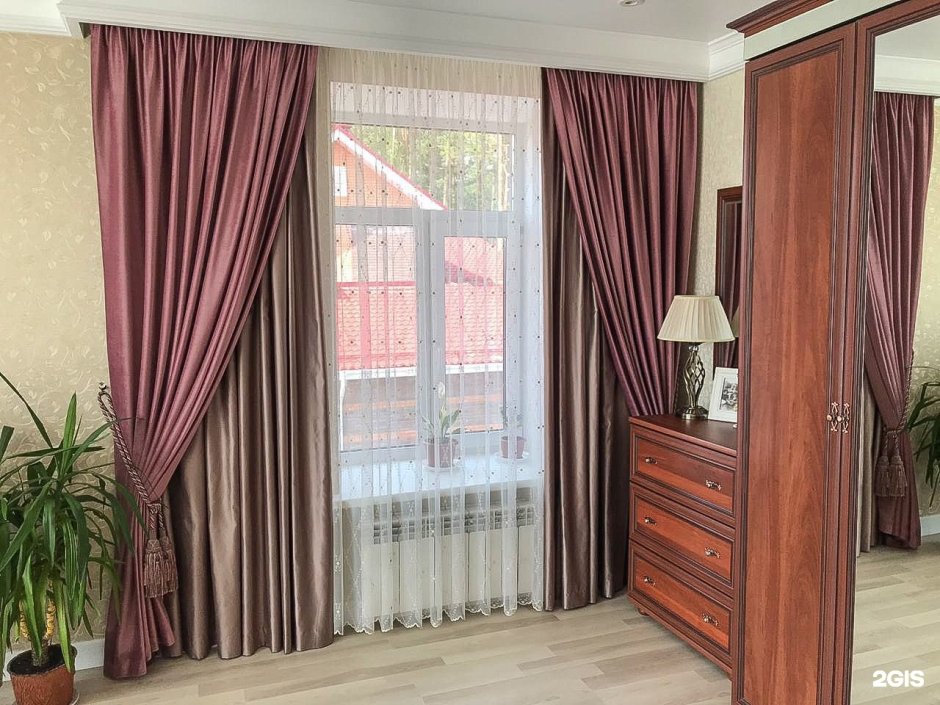 Шторы коричневые с белым