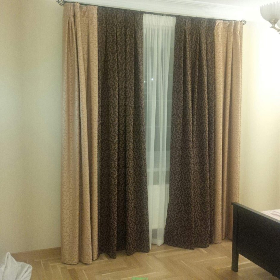 Бордовые шторы в спальне