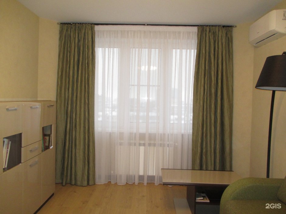 Шторы в зал с балконной дверью