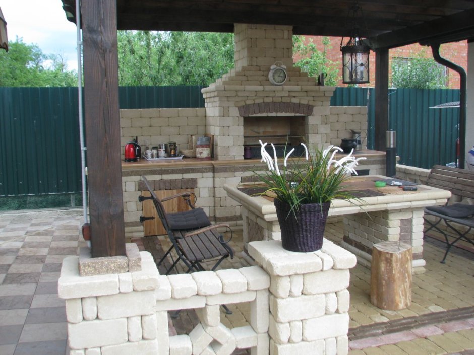 Деревянная беседка с мангальной зоной