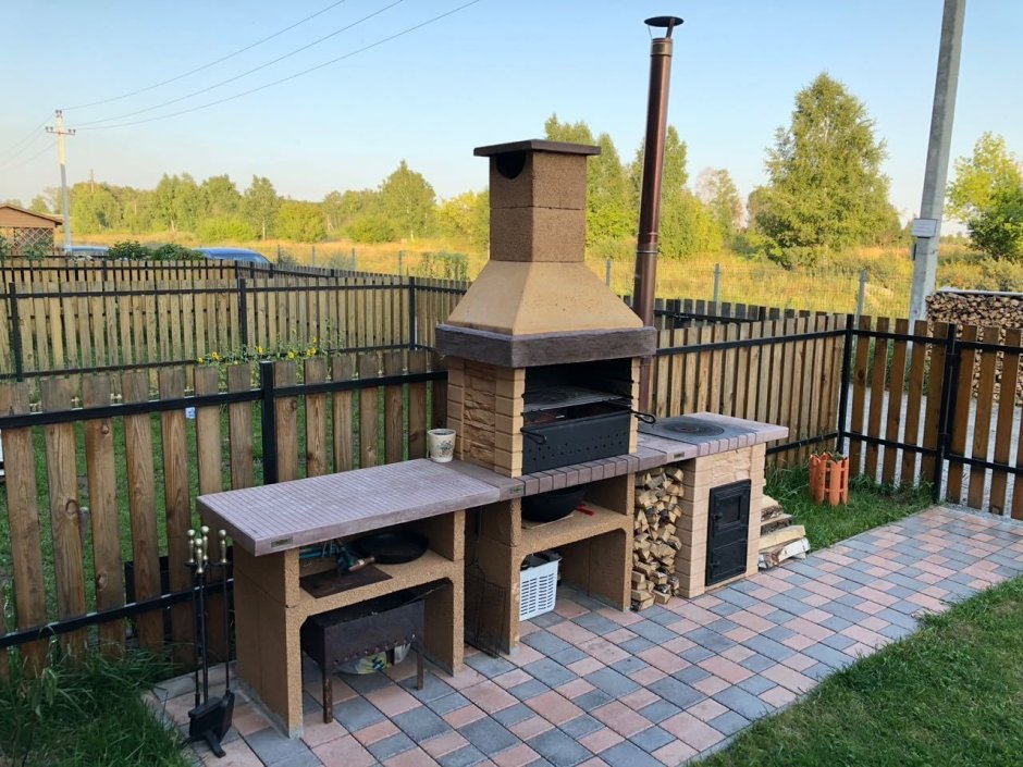 Зона барбекю с кострищем и мангалом