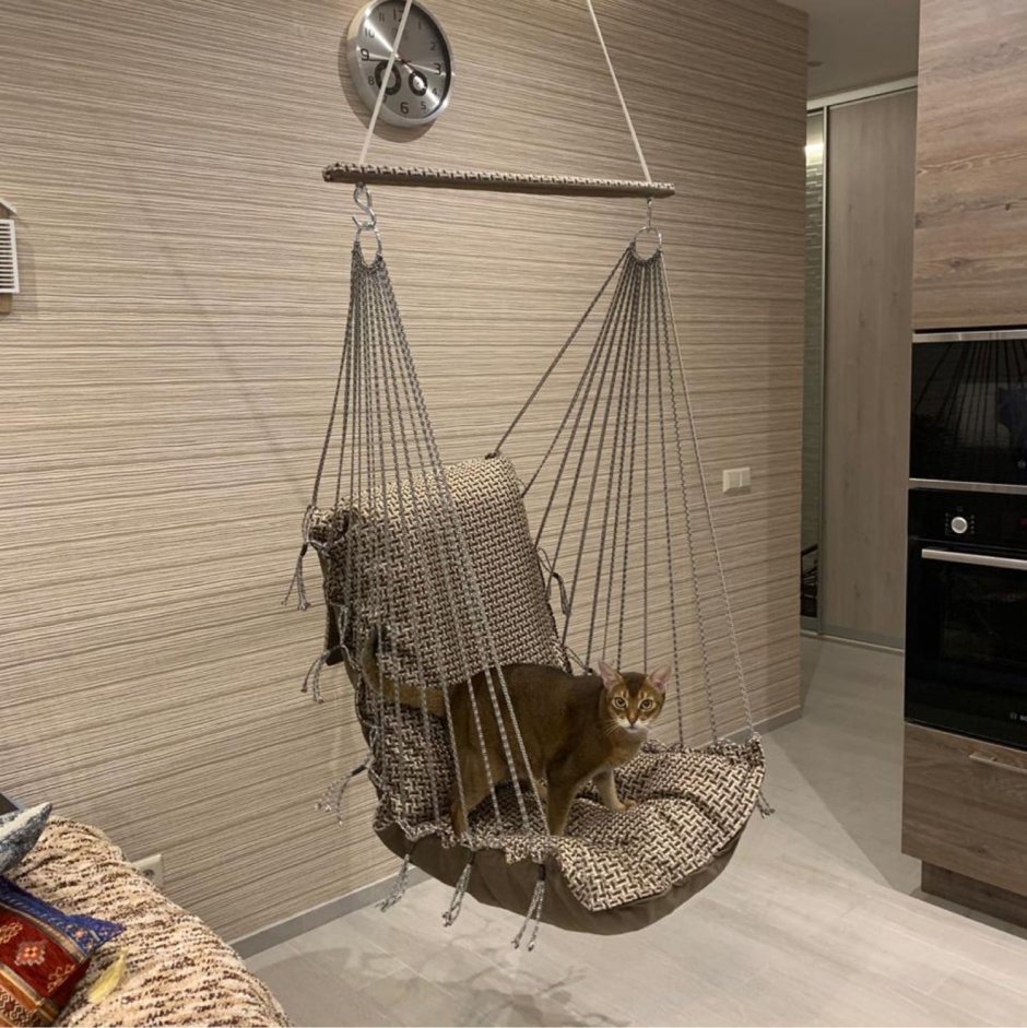 Подвесное кресло на балконе