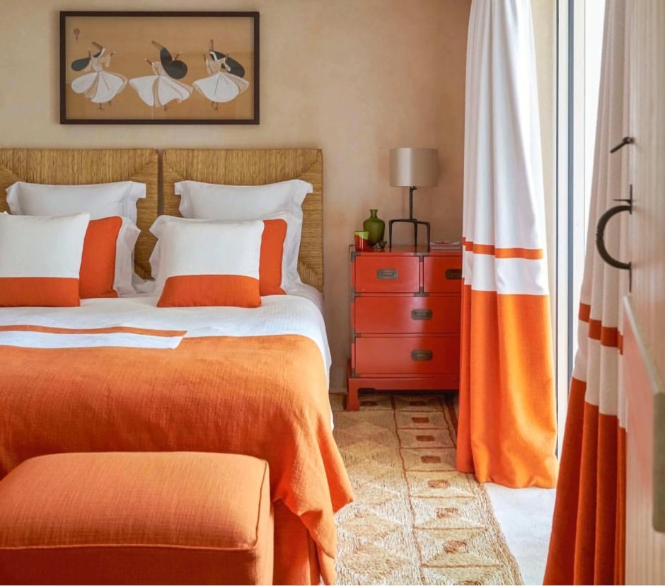 Коралловый цвет в интерьере спальни