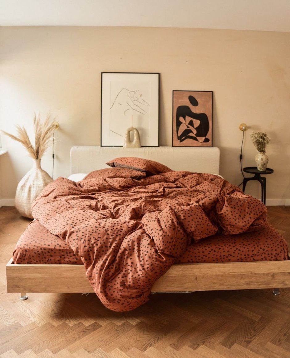 Терракотовая кровать в интерьере