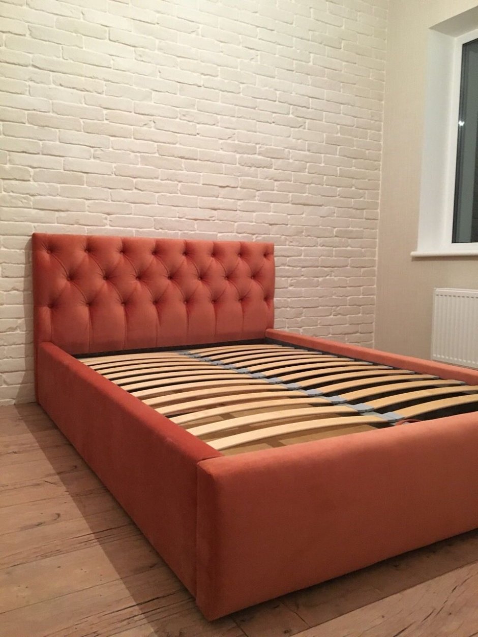 Спальня с оранжевыми акцентами