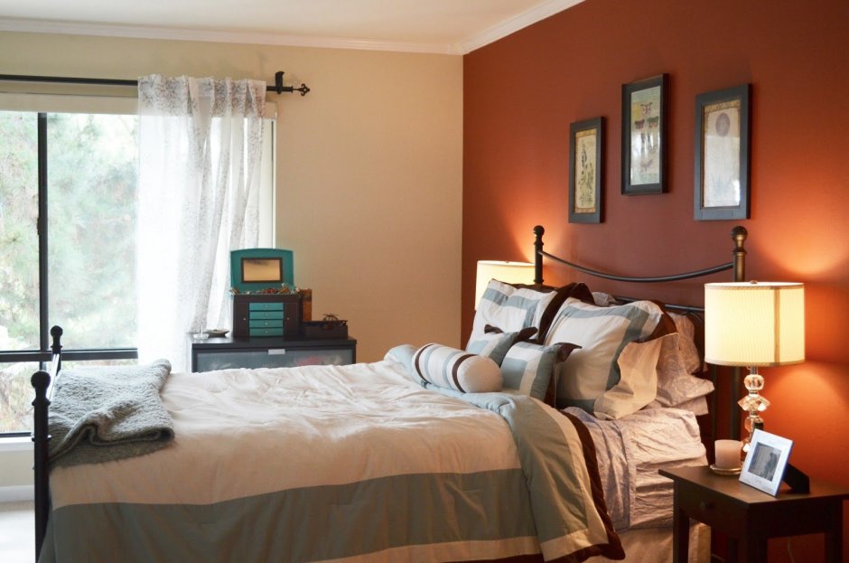Терракотовая кровать в интерьере