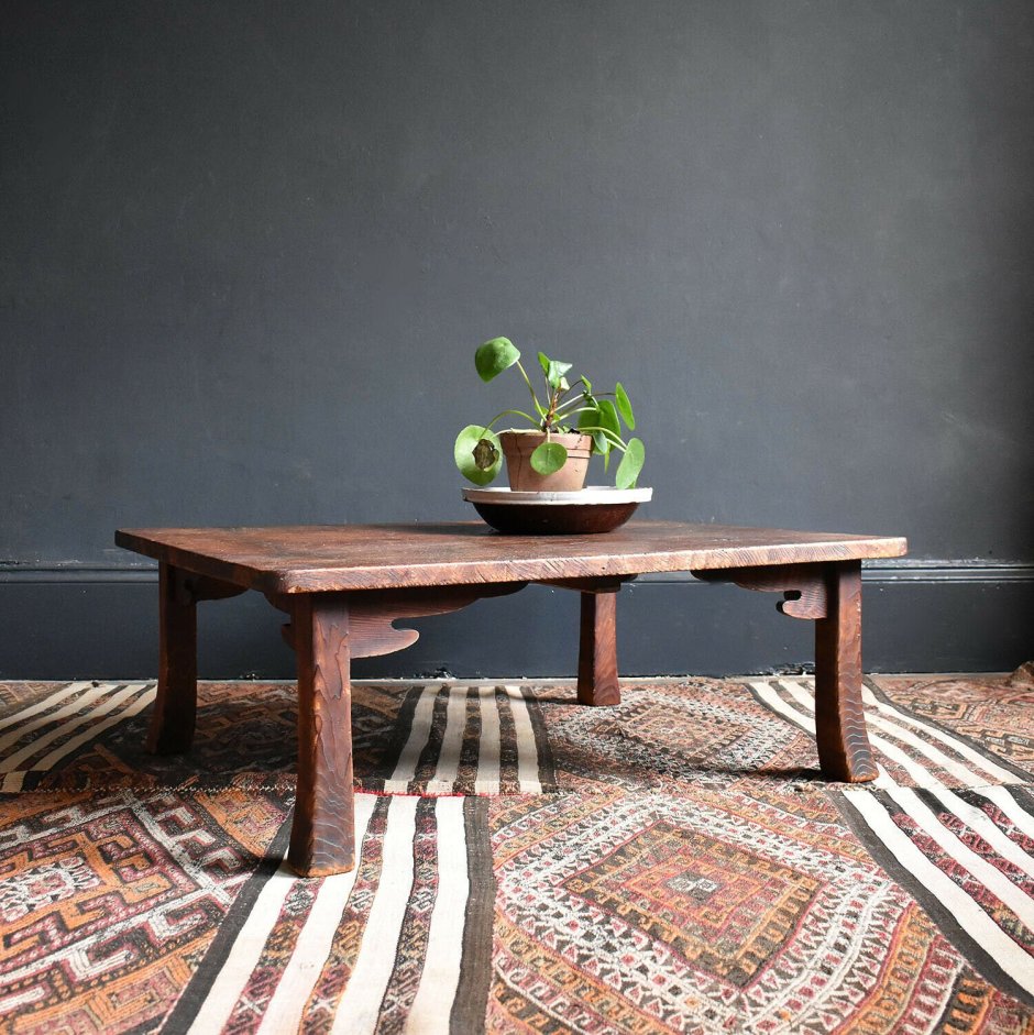 Японский стол на полу