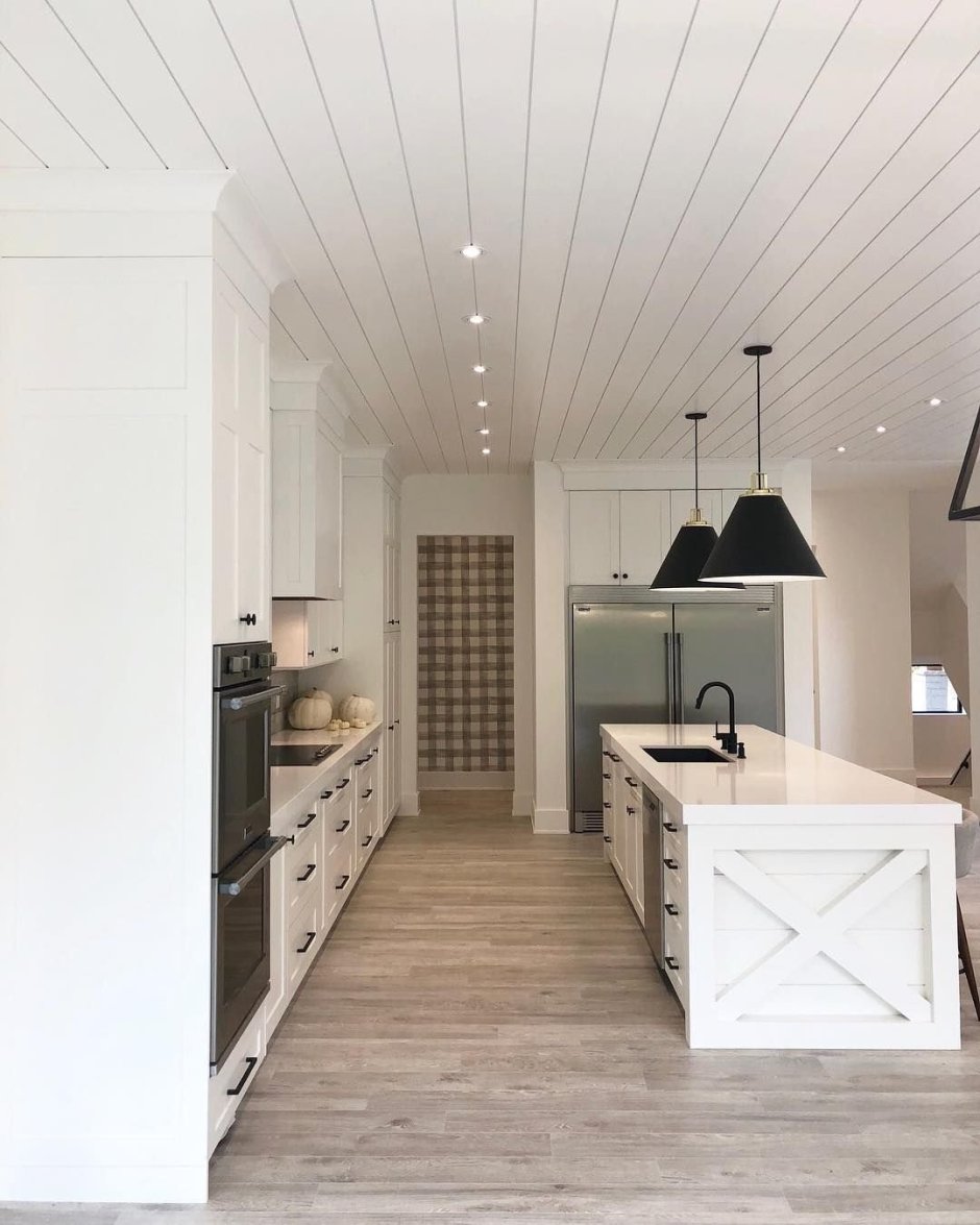 Белый деревянный потолок в квартире