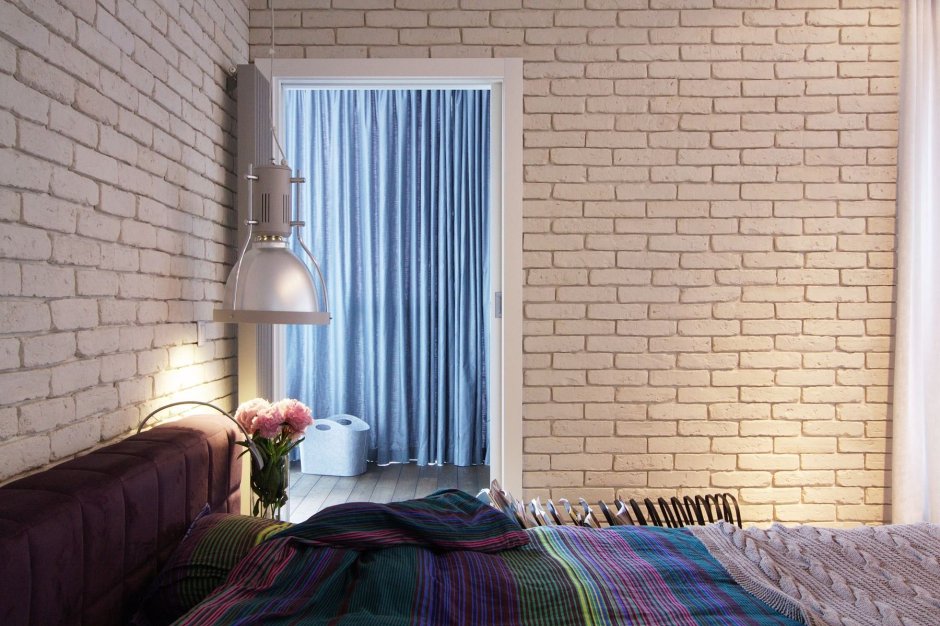 Крашеная кирпичная стена в интерьере