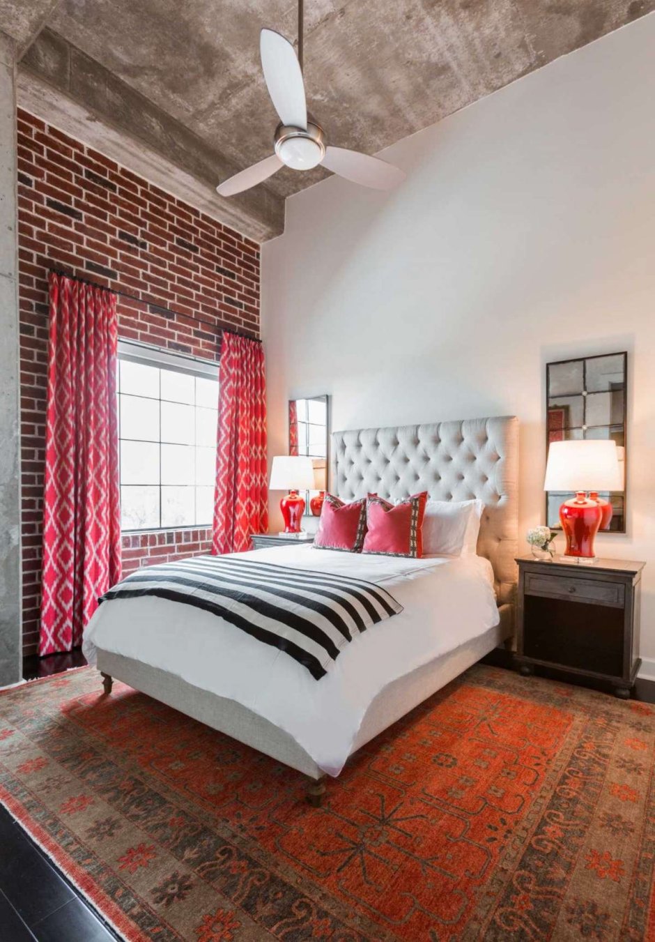 Красный кирпич в интерьере спальни